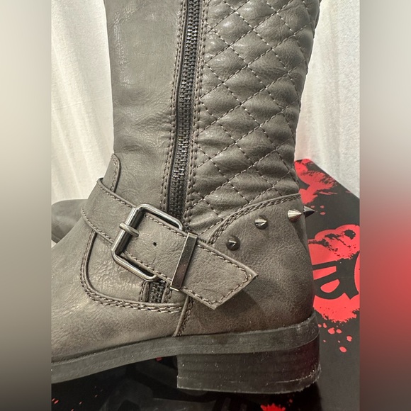Tall gray quilted and studded boots - Picture 4 of 9